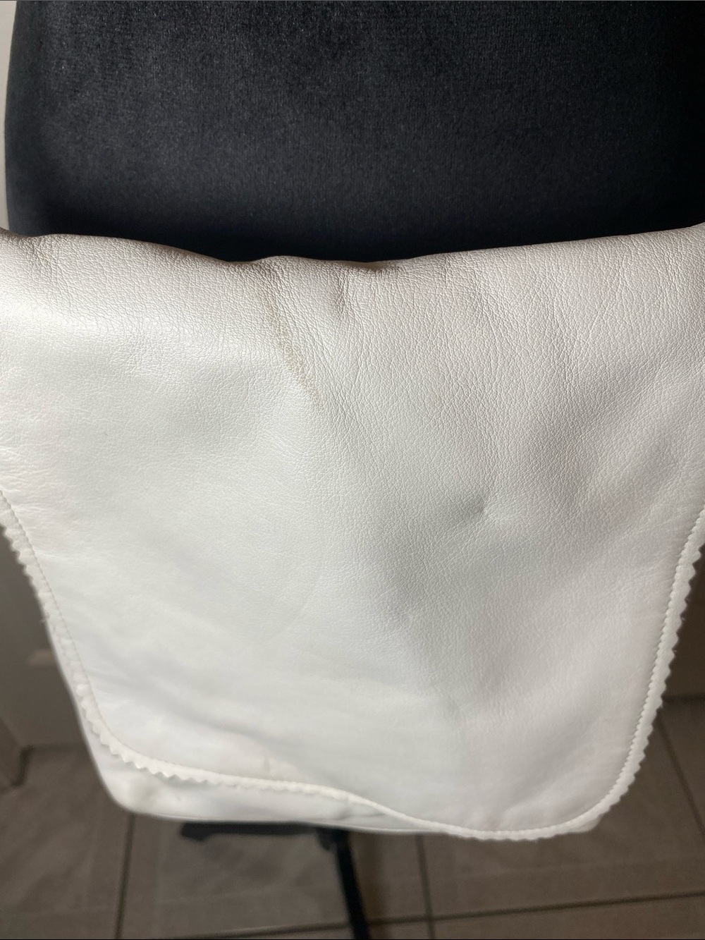 LC White Leather Crossbody Bag - Classic Everyday Shoulder Bag - Picture 2 of 10